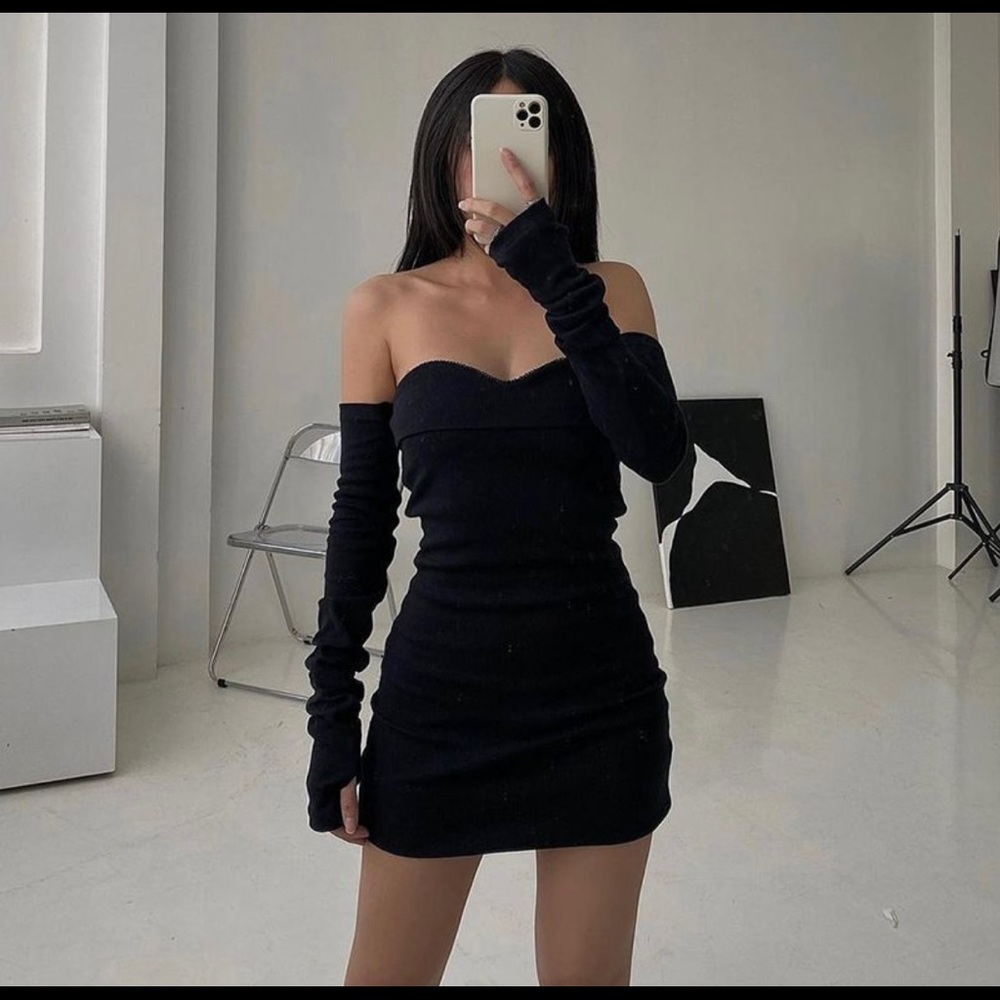 BLACK BODYCON DRESS WITH SLEEVES